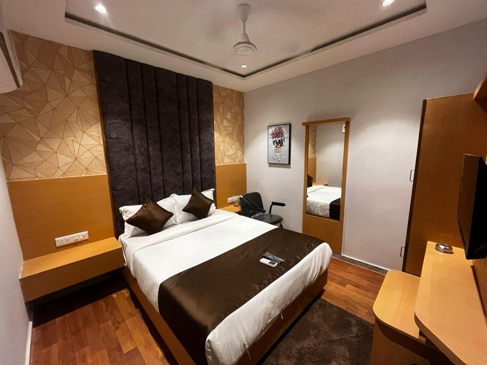 Hotel Phoniex Ahmedabad Cameră foto