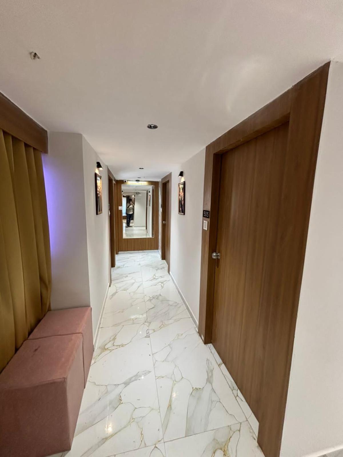 Hotel Phoniex Ahmedabad Exterior foto