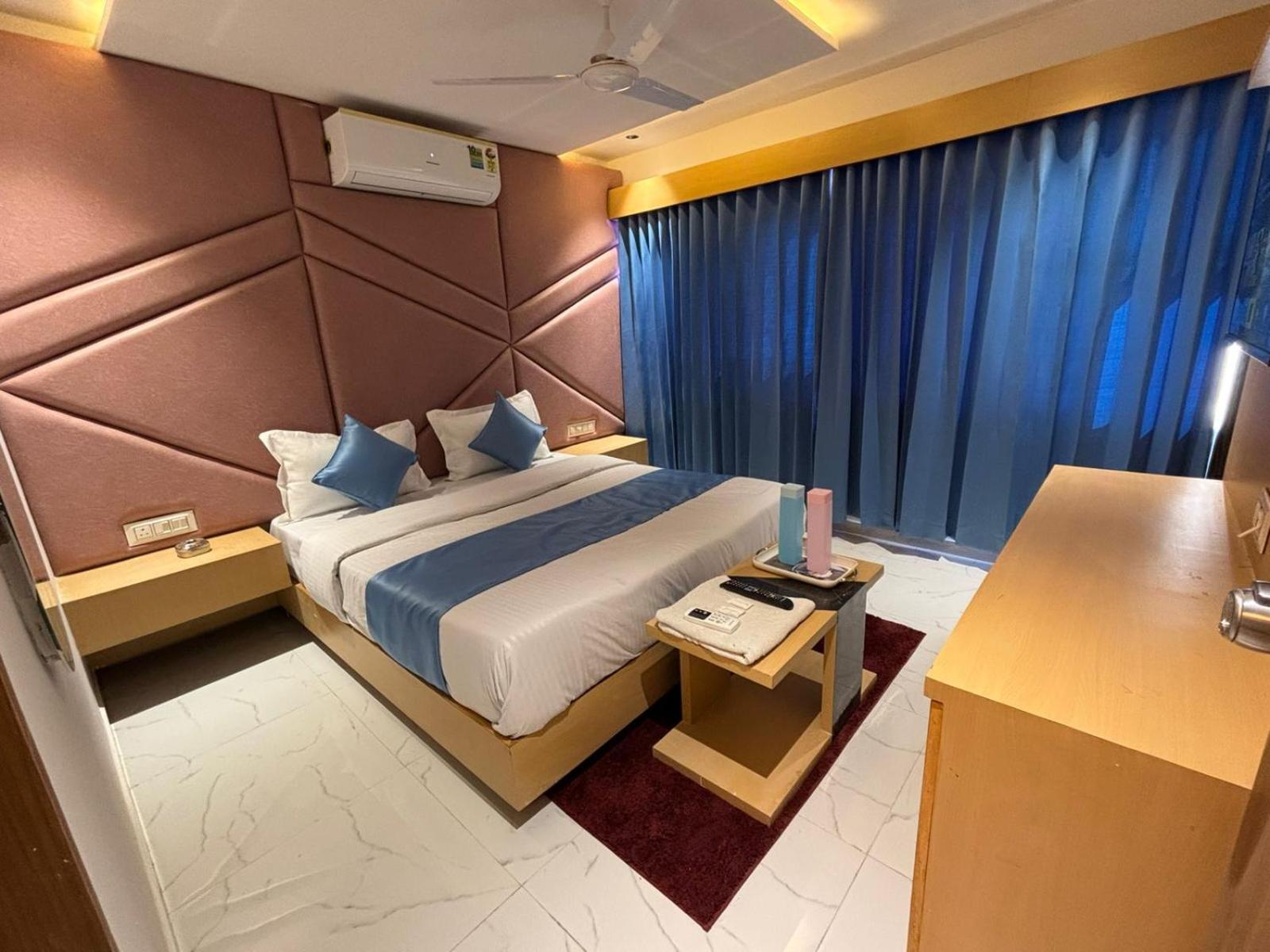 Hotel Phoniex Ahmedabad Exterior foto