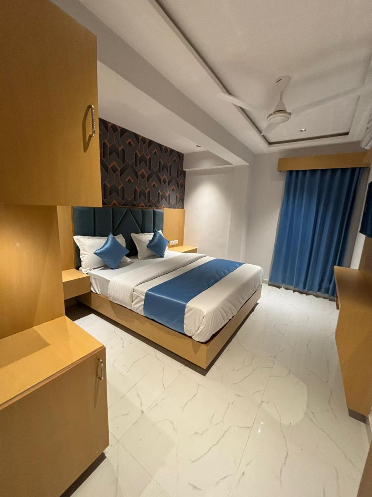 Hotel Phoniex Ahmedabad Exterior foto