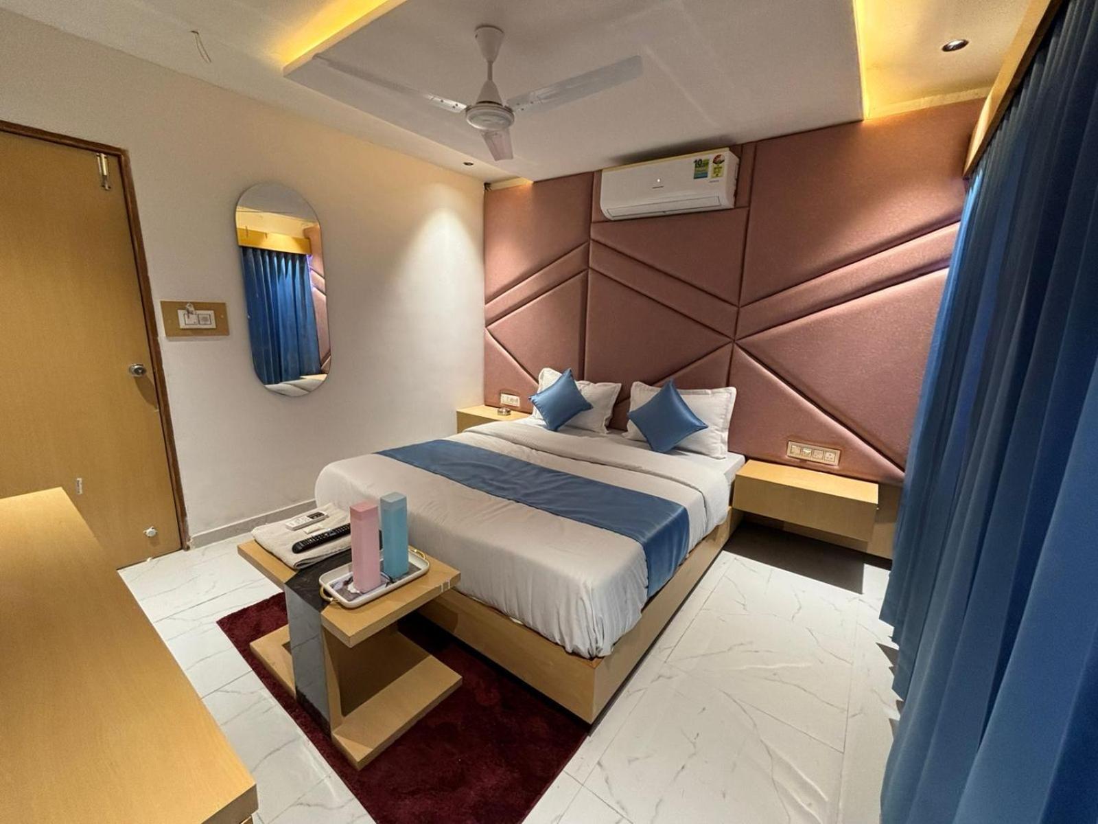 Hotel Phoniex Ahmedabad Exterior foto