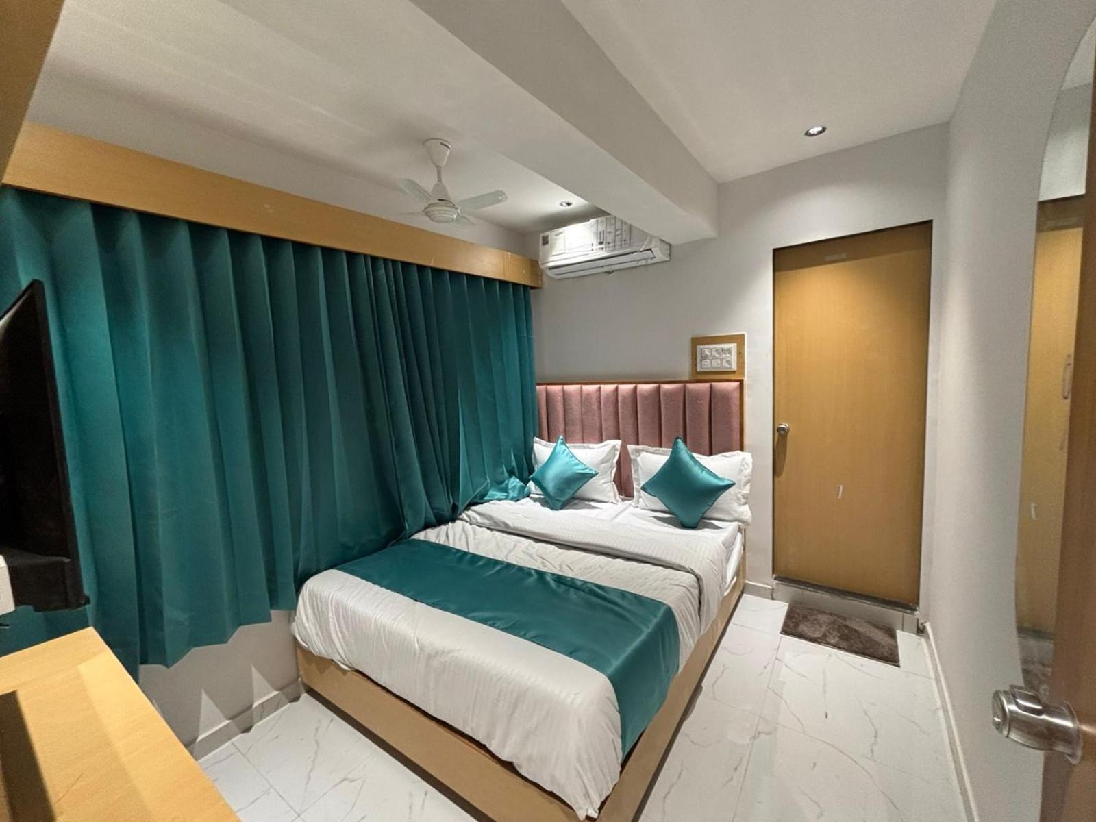Hotel Phoniex Ahmedabad Exterior foto