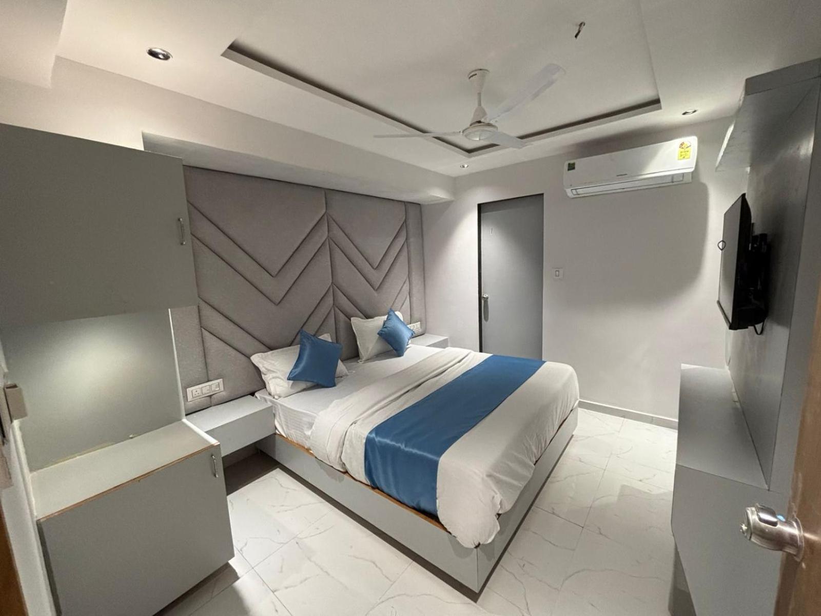 Hotel Phoniex Ahmedabad Exterior foto
